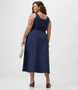 Vestido midi evasé de color azul marino, confeccionado en bengalina. Presenta escote cuadrado, diseño sin mangas, recortes verticales estructurados y una falda amplia.