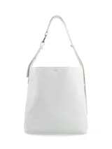 Cartera tipo shopper de cuero color blanco, con correa regulable y división interna con cierre.