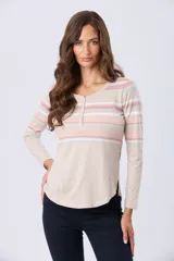 Remera t-shirt de algodón con rayas horizontales en tonos pastel (lila, beige, azul claro y azul oscuro), cuello redondo con botones delanteros y aberturas laterales.