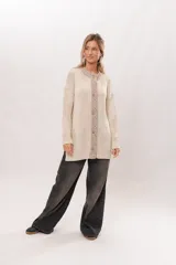 Saco color crudo de algodón con detalles hechos a mano y botones de madera.