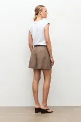 Short de lino color marrón topo, con cintura elástica y botón frontal.