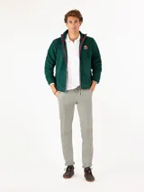 Campera de micropolar azul marino con cierre frontal, cuello alto y logo bordado en el pecho.