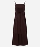 Vestido midi de Blue Steel confeccionado en sarga de algodón, con diseño de corte amplio, escote recto y breteles finos. Presenta una falda con cortes horizontales que aportan volumen y movimiento.