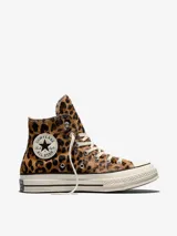 Championes Converse modelo Chuck 70 de bota alta, con parte superior de pelo sintético con estampado animal print de leopardo, cordones blancos y suela de goma con puntera de goma reforzada.