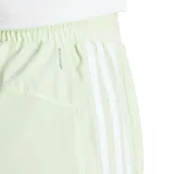 Short de entrenamiento Adidas Pacer, color verde menta claro, con cintura elástica fruncida y tres franjas blancas verticales en el lateral. Presenta un corte holgado y aberturas laterales en el dobladillo.
