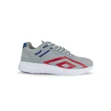 Championes grises con detalles en azul y rojo, con suela blanca.