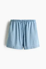 Short en denim liviano de tiro alto con cintura elástica de volado, cordón fino de ajuste y bolsillos laterales.