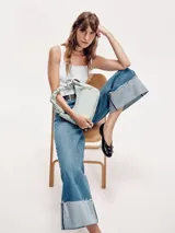 Jeans wide leg de calce ancho, tiro medio y largo hasta el piso. Tiene botamanga ancha con envivado interior.