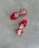 Sandalias plateadas de cuero vacuno con taco bloque de 6 cm y tira delantera con detalle de nudo.