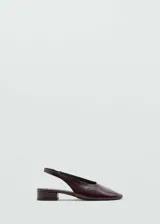 Zapato destalonado de tacón bloque bajo, confeccionado en piel bovina con acabado brillante. Presenta punta redonda y diseño sin cierre.