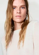 Jersey de punto con cuello redondo, manga larga y bajo asimétrico, confeccionado en mezcla de alpaca, lana y poliamida.