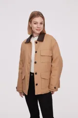 Campera color beige con cuello marrón de cuero sintético, cierre con botones a presión, cuatro bolsillos frontales y puños con botón.