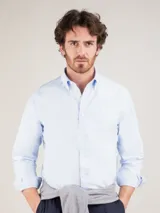 Camisa oxford de hombre color verde menta, con corte regular fit, cuello buttondown y manga larga con puño simple. Presenta cierre frontal de botones y pequeño logo bordado en el pecho.