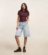 Blusa básica de manga corta, cuello redondo y textura sutil, confeccionada en viscosa con elastano. El bajo de la prenda es ondulado.