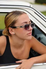 Lentes de sol plateados con marco rectangular y lentes color borgoña.