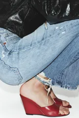 Sandalia tipo mule con plataforma de cuña alta, color rojo brillante, con tira ancha en la parte delantera y punta cuadrada.