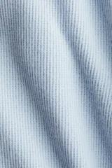 Pantalón de punto waffle en color celeste, con cintura elástica, cordón ajustable y diseño de piernas amplias.