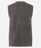 Chaleco de punto largo con escote en V, cierre frontal de botones y bolsillos delanteros. Diseño sin mangas con textura suave.