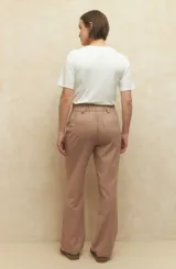 Conjunto sastrero negro compuesto por un chaleco con escote en V y pantalón de vestir de corte recto y tiro alto.