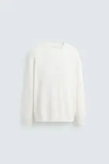 Jersey de punto regular fit color blanco, con cuello redondo y manga larga. Confeccionado en hilatura con mezcla de algodón y cáñamo. Acabados en rib.
