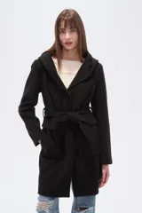 Tapado negro de manga larga con capucha, bolsillos frontales tipo parche y lazo ajustable en la cintura.