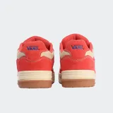 Championes Vans modelo Upland de estilo retro inspirado en los años 90. Presentan una combinación de colores rojo y beige, con paneles de gamuza y cuero. Incluyen cordones anchos estampados con diseño en zigzag, cuello y lengüeta acolchados, y el logotipo Flying V en el lateral. La suela es de goma color caramelo con plataforma.