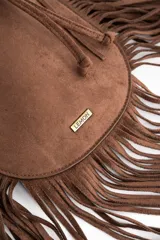 Cartera tipo bucket color marrón, confeccionada en material sintético con acabado gamuzado. Presenta flecos largos en los laterales y la base, cierre mediante cordón ajustable y correa larga regulable para llevar al hombro o cruzada.