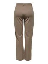 Pantalón de corte recto en color marrón claro, con bolsillos laterales y cierre de gancho. Confeccionado en mezcla de poliéster y elastano.