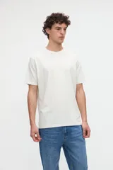 Remera de manga corta color blanco off-white, de calce clásico en tejido jersey de algodón. Presenta un gran diseño estampado en la espalda con un recuadro celeste que incluye las leyendas "WILD OCEAN" y "SALTY SOUL" junto con gráficos de olas y estrellas en tonos rosados y amarillos.