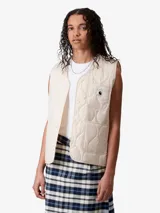 Chaleco acolchado color beige claro, con cuello en V, cierre frontal de botones a presión y bolsillos de parche en el pecho y la parte inferior delantera.