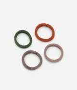 Set de cuatro gomitas de pelo elásticas con textura trenzada, sin costuras, en colores verde, naranja, marrón y rosa.