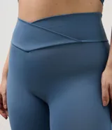 Legging deportiva de microfibra color azul, con cintura alta de diseño cruzado en forma de V y ajuste ceñido al cuerpo.