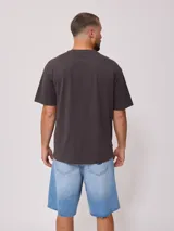 Remera verde agua lisa de corte holgado y mangas cortas.