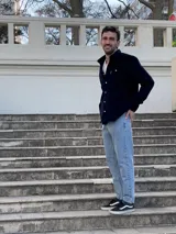 Jean azul de corte recto y tiro medio con lavado clásico.