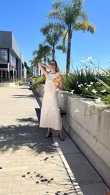 Musculosa de cuero ovino con acabado gastado artesanal, diseño sin mangas con cuello redondo y cierre metálico completo en la espalda.