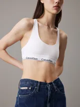 Jeans de mezclilla azul oscuro, talle alto, con corte bota (bootcut) y pierna ancha.