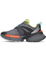 Championes Under Armour modelo UA Arc 96, de diseño chunky y futurista. Combinan tonos grises, negros y plateados con detalles en naranja vibrante, azul y verde lima. Tienen capellada de malla con superposiciones de cuero y paneles laterales translúcidos, lengüeta asimétrica y una suela de goma prominente y arqueada con tecnología de amortiguación.