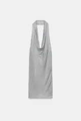Vestido corto de punto con hilo metalizado color plateado, cuello halter con escote fluido y espalda descubierta.