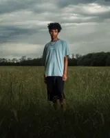 Remera celeste con estampado pequeño en el pecho.