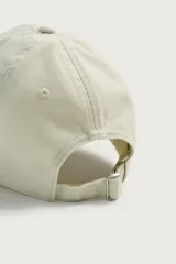 Gorra de seis paneles confeccionada en tejido de algodón con visera curva y ajuste posterior.