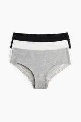 Pack de tres bombachas tipo hipster de cintura media, confeccionadas en punto de algodón y encaje, con cobertura media en la parte trasera. Incluye una en color negro, una blanca y una gris melange.