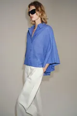 Camisa de mezcla de algodón de corte oversize y diseño asimétrico en tono azul, con cuello solapa, mangas tipo kimono por debajo del codo y cierre lateral con botones.
