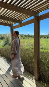 Vestido largo color verde oliva, de lino, con corte amplio, cuello mao, escote en V y mangas largas acampanadas.