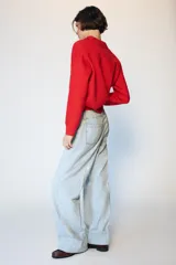 Jeans de tiro bajo con pernera recta y bajo con vuelta. Presenta bolsillos delanteros, bolsillos de plastrón en la parte trasera y cierre frontal con cremallera y botones.