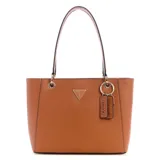 Bolso tipo tote mediano de color marrón caramelo, con textura saffiano y herrajes dorados. Presenta el logo triangular de Guess en el frente y dos asas de mano. Incluye un llavero colgante con etiquetas grabadas con el nombre de la marca.