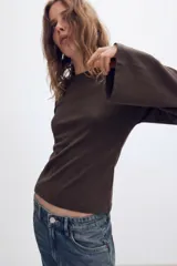 Camiseta entallada de algodón Supima color marrón, con cuello redondo y mangas largas acampanadas.