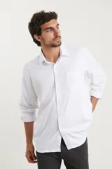 Camisa de vestir blanca de manga larga con cuello italiano y bolsillo en el pecho.