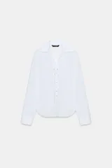 Camisa entallada de popelín con cuello solapa y escote en pico. Presenta manga larga con puños y un diseño frontal con cordones cruzados y lazada. Incluye cierre lateral con cremallera oculta.