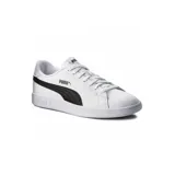 Championes Puma modelo Smash V2 L, de diseño clásico y minimalista en color blanco con la icónica franja lateral en negro. Confeccionados con materiales sintéticos de alta calidad, cuentan con suela de goma resistente y cierre de cordones para un ajuste seguro.