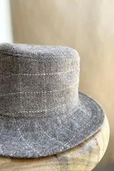 Sombrero tipo pescador unisex, color marrón con diseño de espiga. Confeccionado en lana fina sin teñir.